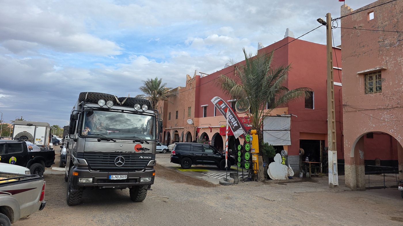 <span  class="uc_style_uc_tiles_grid_image_elementor_uc_items_attribute_title" style="color:#ffffff;">Workshops in Morocco function different than in Europe - work at the vehicles are often is done on the street</span>