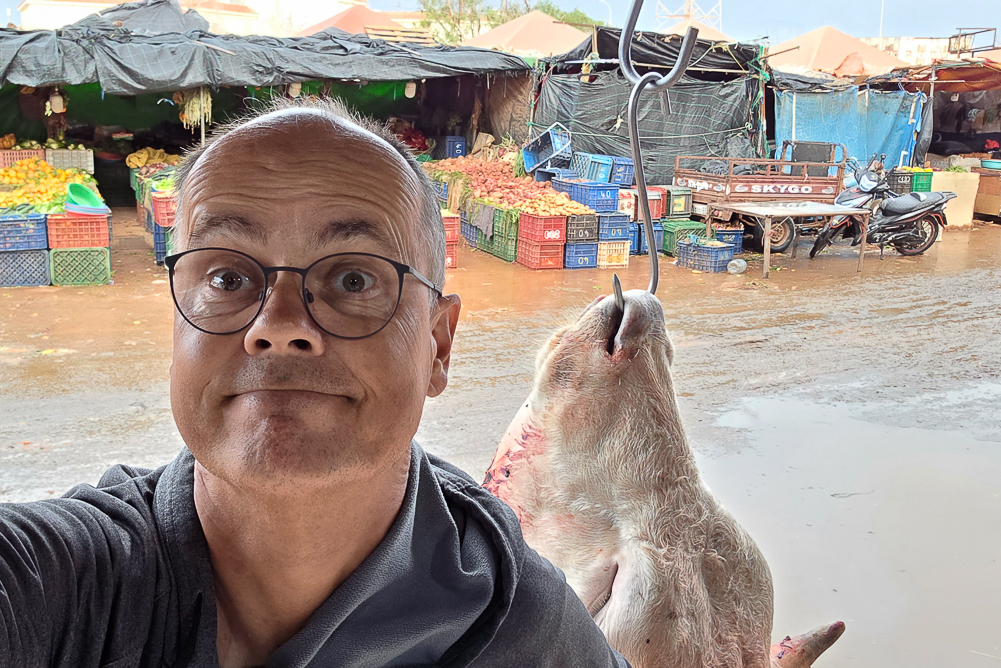 <span  class="uc_style_uc_tiles_grid_image_elementor_uc_items_attribute_title" style="color:#ffffff;">Local market @ the butcher</span>