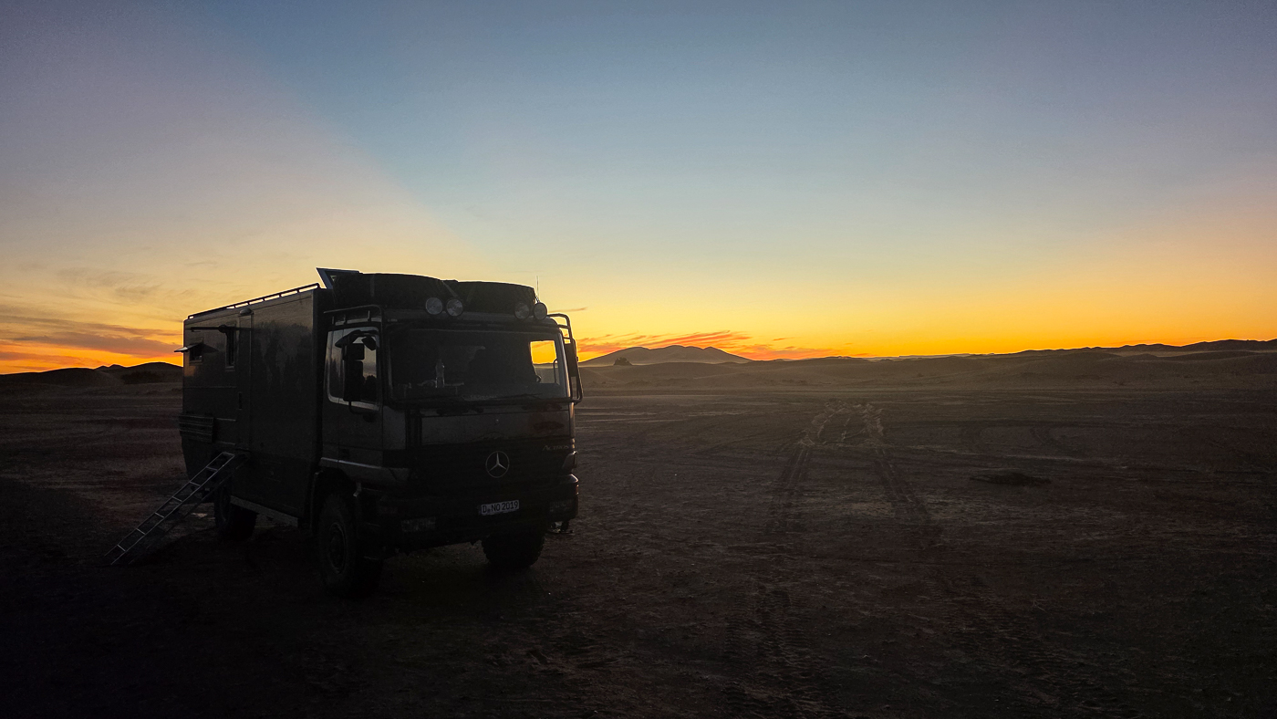 <span  class="uc_style_uc_tiles_grid_image_elementor_uc_items_attribute_title" style="color:#ffffff;">Sunsets, always beautiful</span>