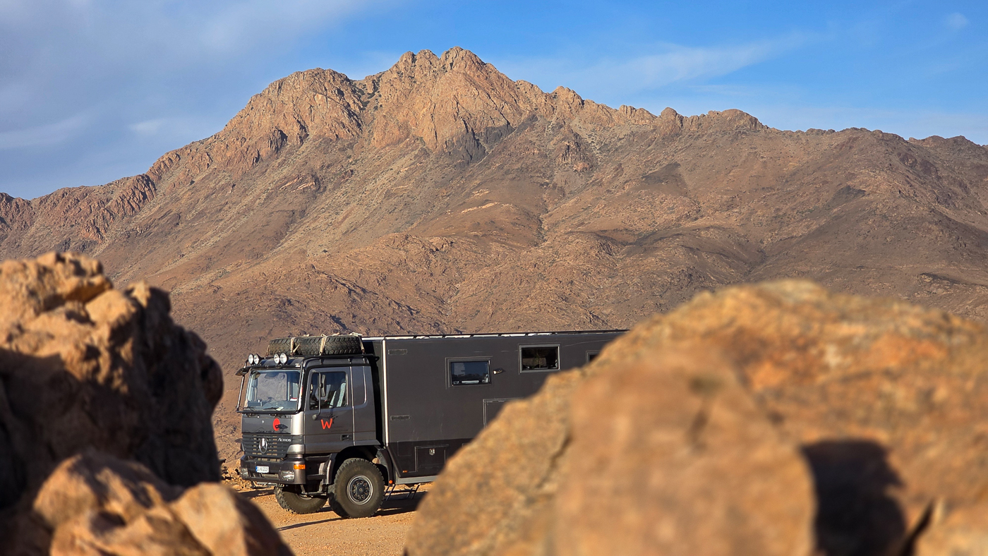 <span  class="uc_style_uc_tiles_grid_image_elementor_uc_items_attribute_title" style="color:#ffffff;">Wischnewski, hidden</span>