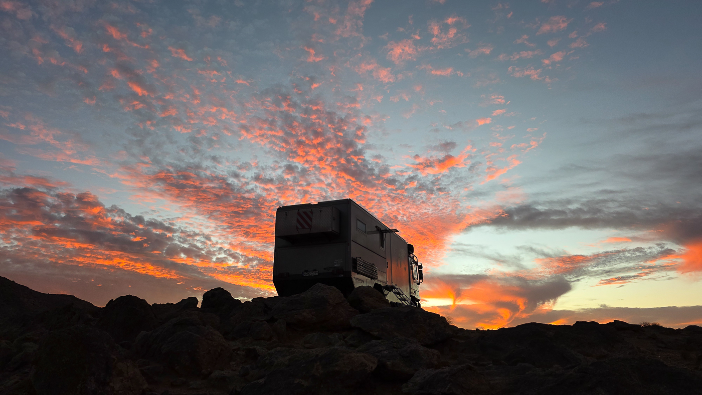 <span  class="uc_style_uc_tiles_grid_image_elementor_uc_items_attribute_title" style="color:#ffffff;">...</span>