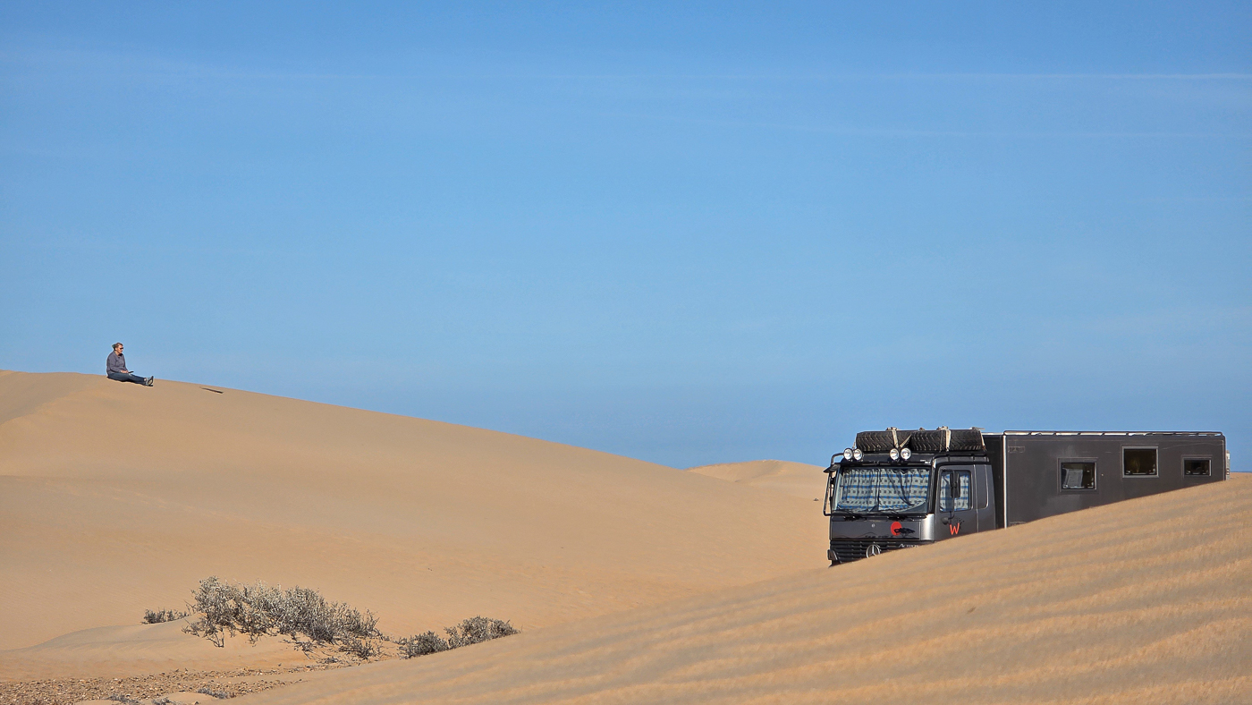 <span  class="uc_style_uc_tiles_grid_image_elementor_uc_items_attribute_title" style="color:#ffffff;">Wischnewski sneaking around between the dunes</span>