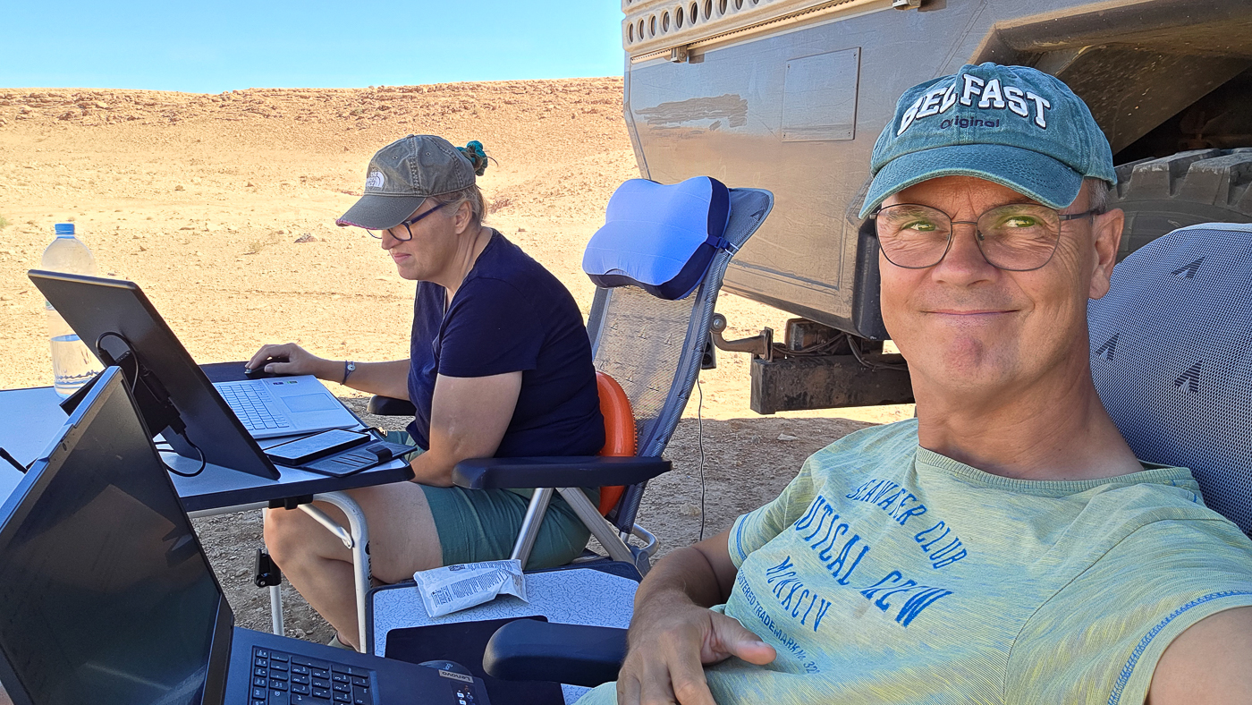 <span  class="uc_style_uc_tiles_grid_image_elementor_uc_items_attribute_title" style="color:#ffffff;">Working in the desert ...new work ;-)</span>