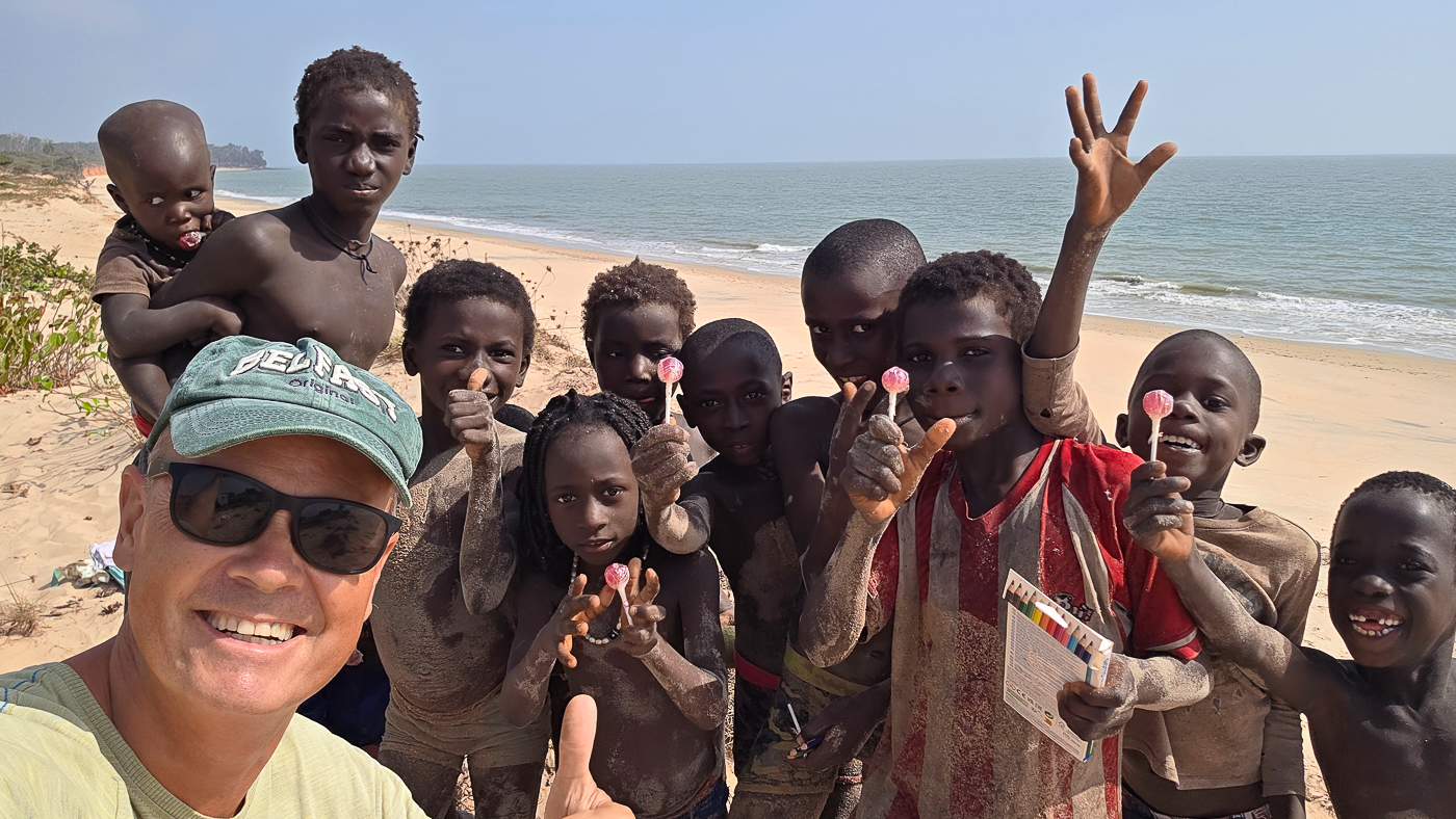 <span  class="uc_style_uc_tiles_grid_image_elementor_uc_items_attribute_title" style="color:#ffffff;">Local kids - very friendly and ready for fun</span>