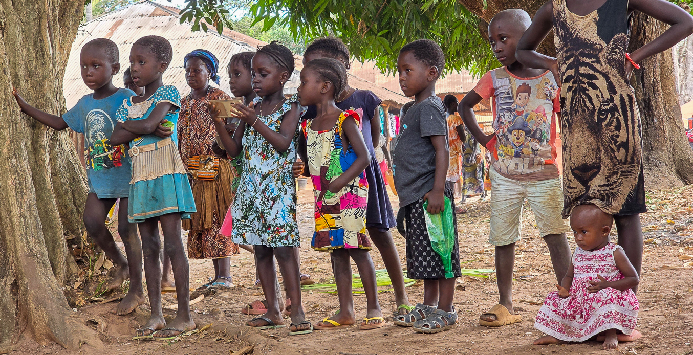 <span  class="uc_style_uc_tiles_grid_image_elementor_uc_items_attribute_title" style="color:#ffffff;">Village kids</span>