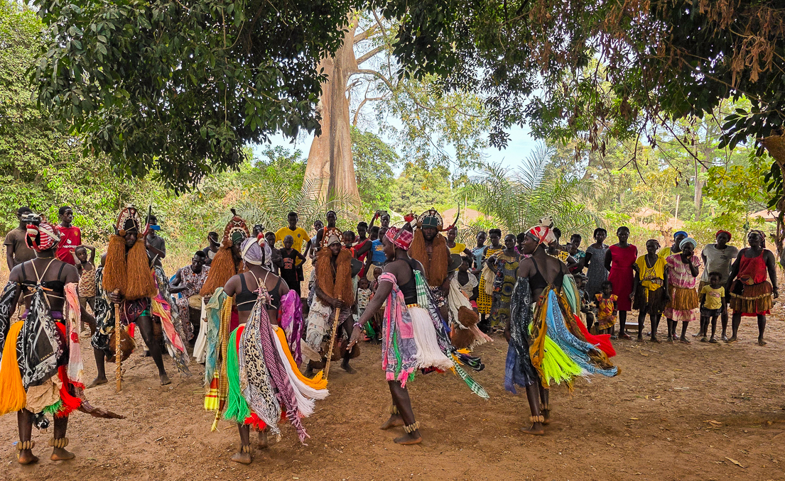 <span  class="uc_style_uc_tiles_grid_image_elementor_uc_items_attribute_title" style="color:#ffffff;">Traditional dance show</span>