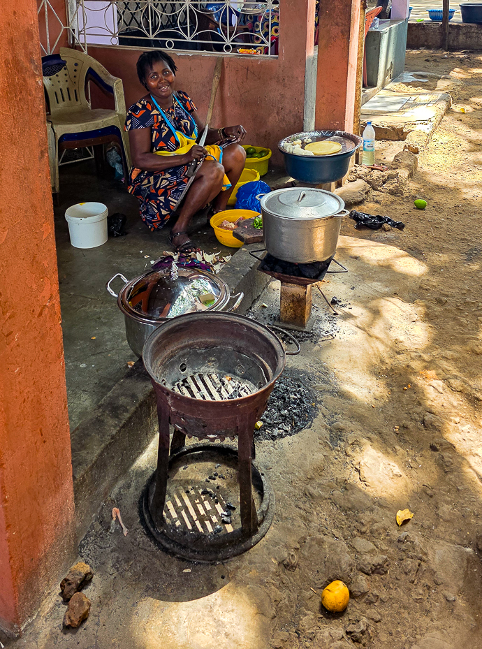 <span  class="uc_style_uc_tiles_grid_image_elementor_uc_items_attribute_title" style="color:#ffffff;">Local food, locally coocked on a local market</span>