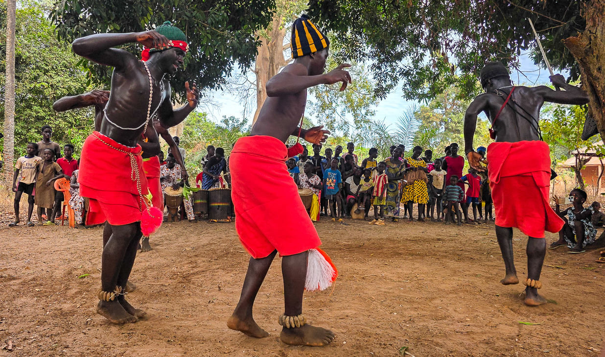 <span  class="uc_style_uc_tiles_grid_image_elementor_uc_items_attribute_title" style="color:#ffffff;">Traditional dance show</span>
