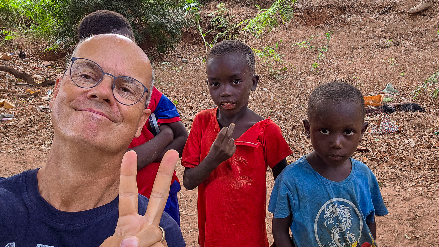 <span  class="uc_style_uc_tiles_grid_image_elementor_uc_items_attribute_title" style="color:#ffffff;">While watching this picture I asked myself: 'which fingers did he want to use!?' ;-)</span>