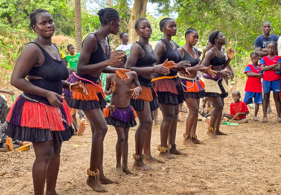 <span  class="uc_style_uc_tiles_grid_image_elementor_uc_items_attribute_title" style="color:#ffffff;">Traditional dance show</span>