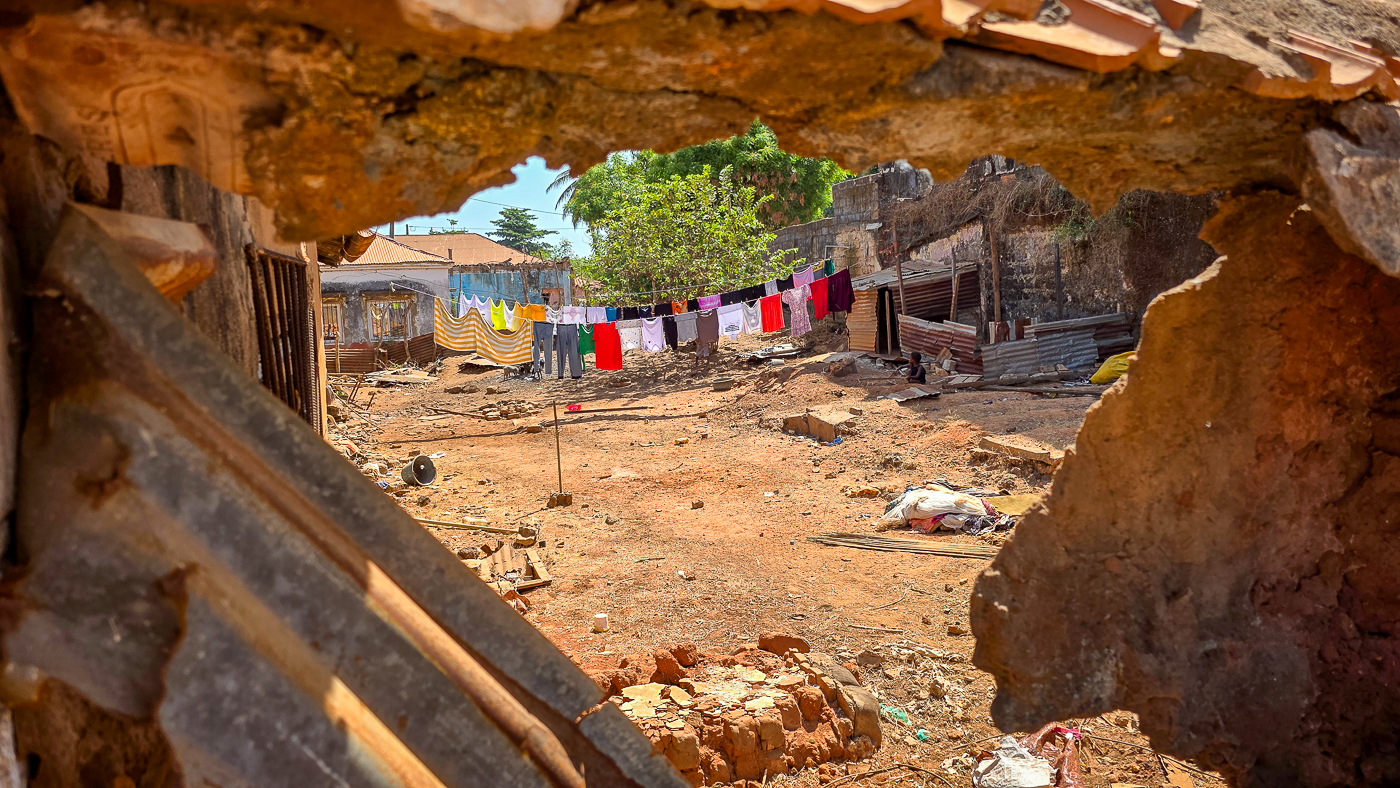 <span  class="uc_style_uc_tiles_grid_image_elementor_uc_items_attribute_title" style="color:#ffffff;">Bolama: backyards</span>