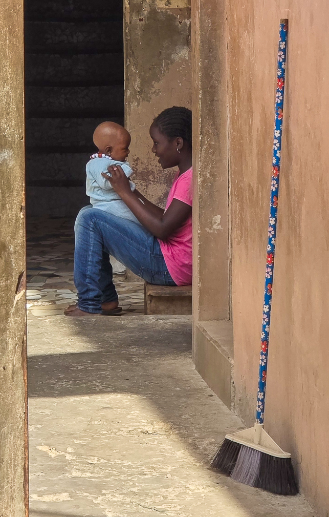 <span  class="uc_style_uc_tiles_grid_image_elementor_uc_items_attribute_title" style="color:#ffffff;">Cute Kids from West Africa</span>
