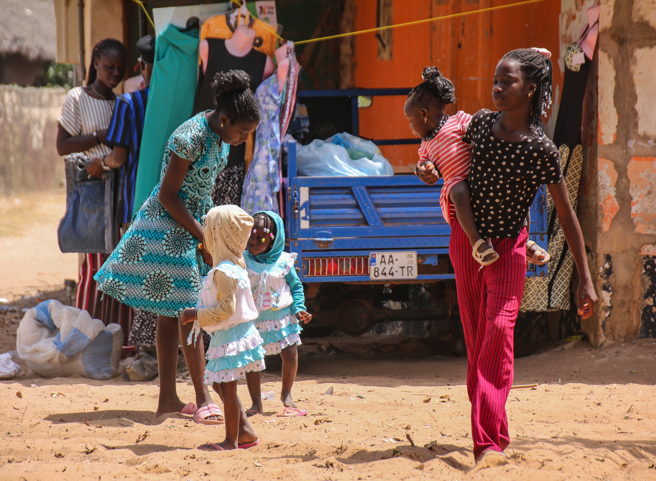 <span  class="uc_style_uc_tiles_grid_image_elementor_uc_items_attribute_title" style="color:#ffffff;">Cute Kids from West Africa</span>