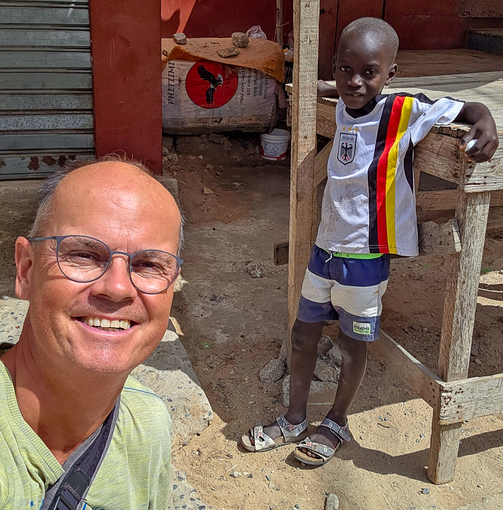 <span  class="uc_style_uc_tiles_grid_image_elementor_uc_items_attribute_title" style="color:#ffffff;">Cute Kids from West Africa</span>