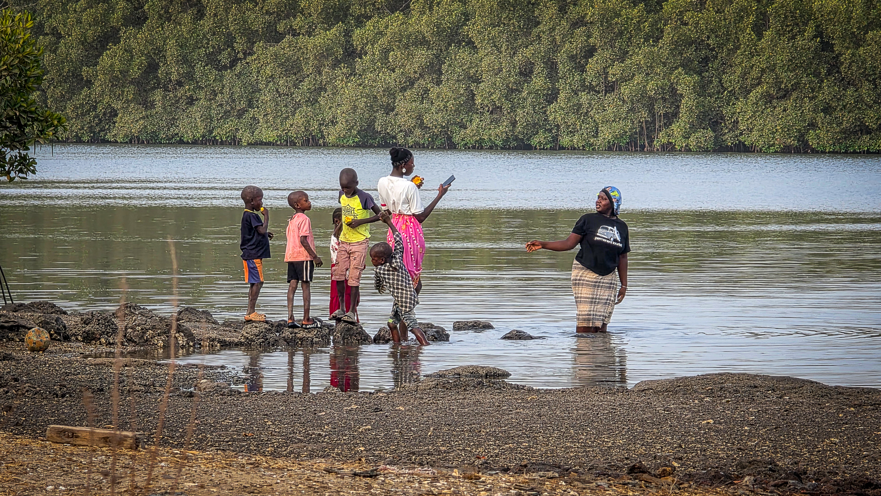 <span  class="uc_style_uc_tiles_grid_image_elementor_uc_items_attribute_title" style="color:#ffffff;">At Gambia River</span>