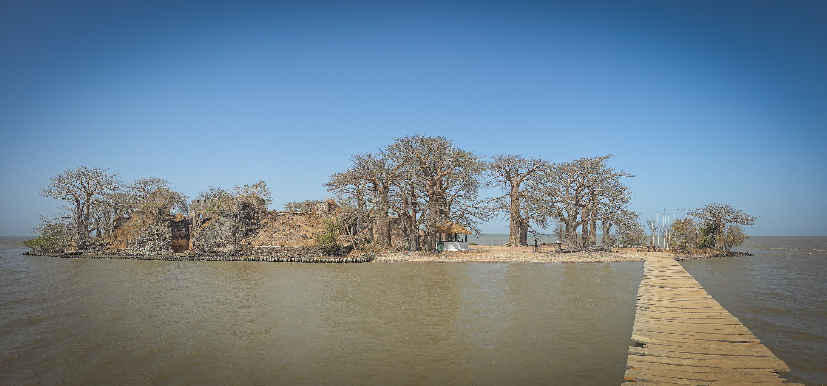 <span  class="uc_style_uc_tiles_grid_image_elementor_uc_items_attribute_title" style="color:#ffffff;">Kunta Kinteh Island - smal it is</span>