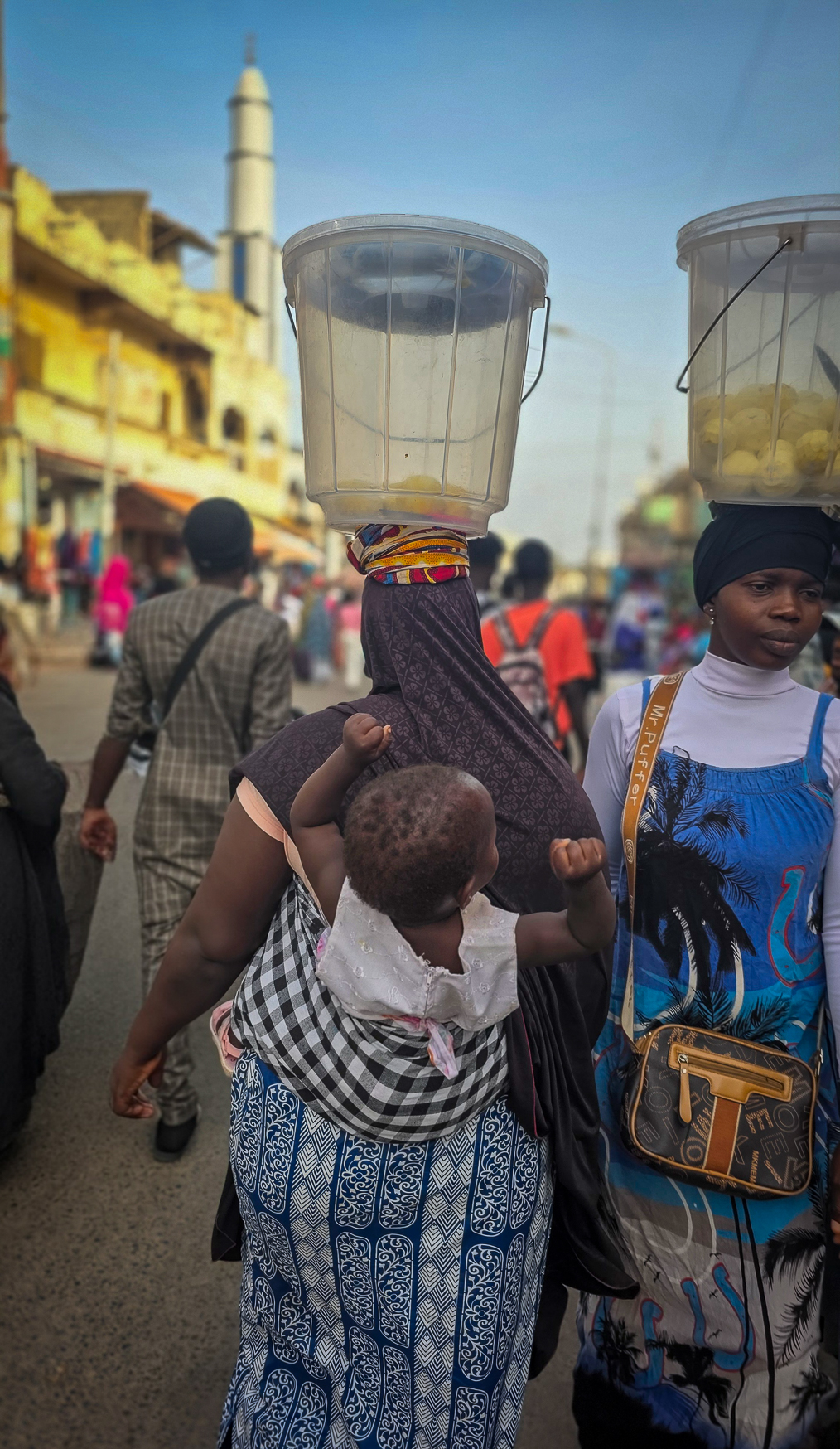 <span  class="uc_style_uc_tiles_grid_image_elementor_uc_items_attribute_title" style="color:#ffffff;">Local atmosphere, ...you find it on the markets</span>
