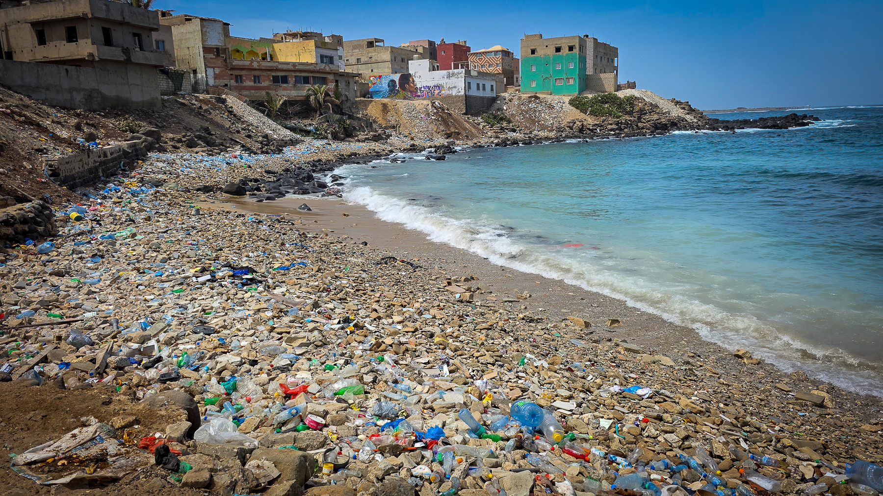 <span  class="uc_style_uc_tiles_grid_image_elementor_uc_items_attribute_title" style="color:#ffffff;">Trash at the beach - also in Senegal</span>