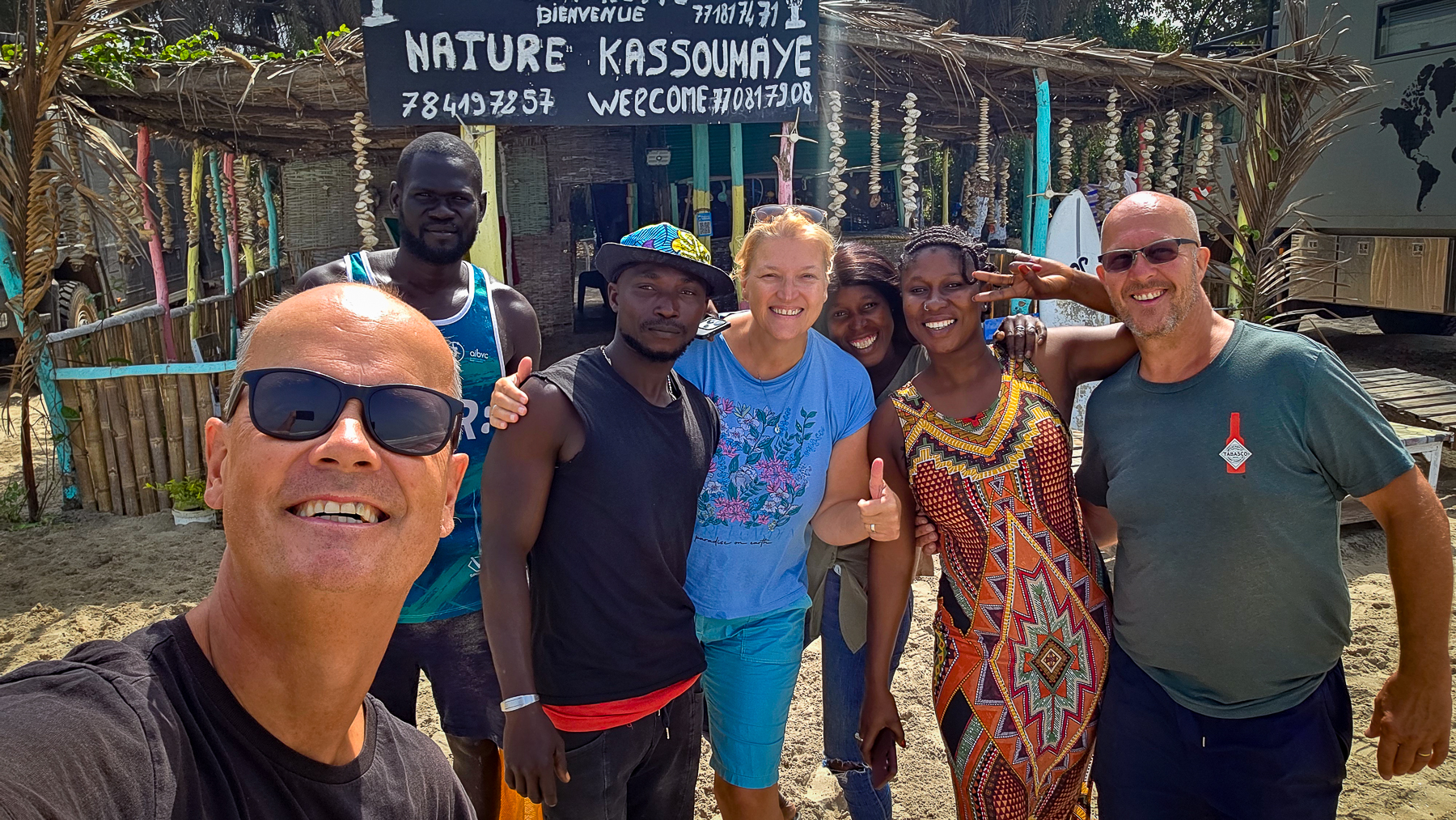 <span  class="uc_style_uc_tiles_grid_image_elementor_uc_items_attribute_title" style="color:#ffffff;">Great team at the beachbar at Diembéring</span>
