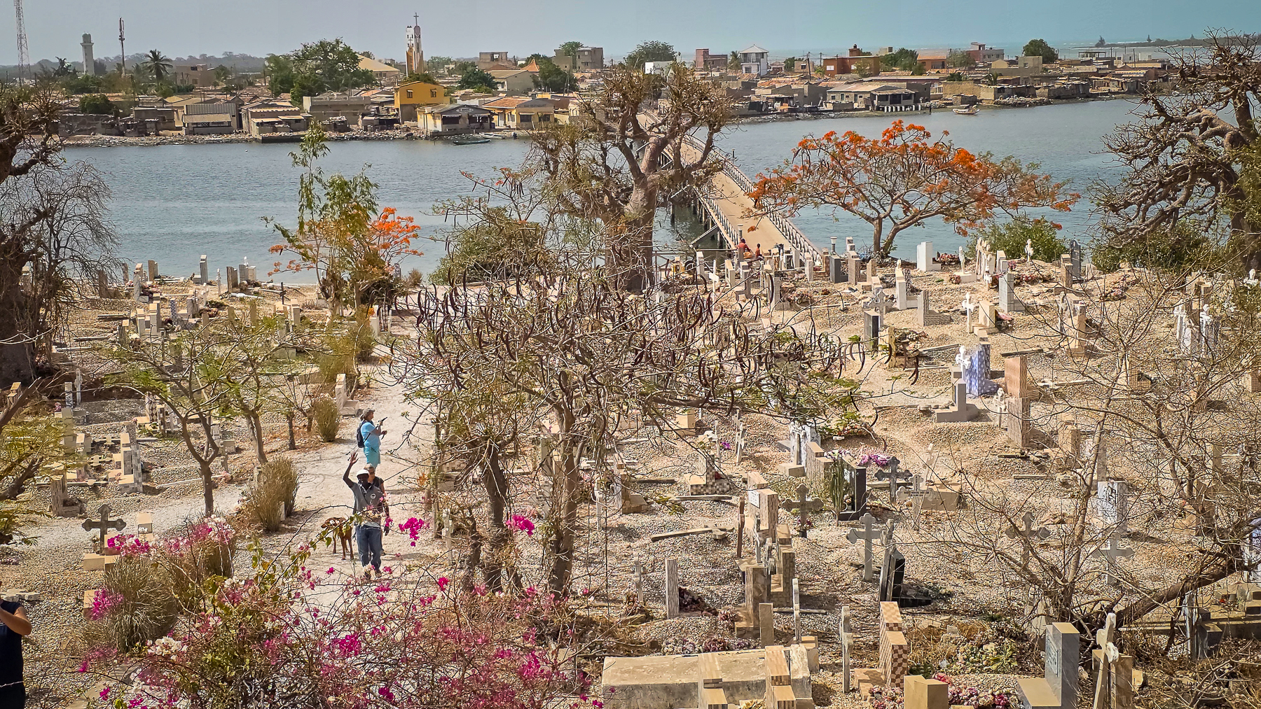 <span  class="uc_style_uc_tiles_grid_image_elementor_uc_items_attribute_title" style="color:#ffffff;">Isle de Fadiouth (has a unique mixed cemetery for Muslims and Christians)</span>