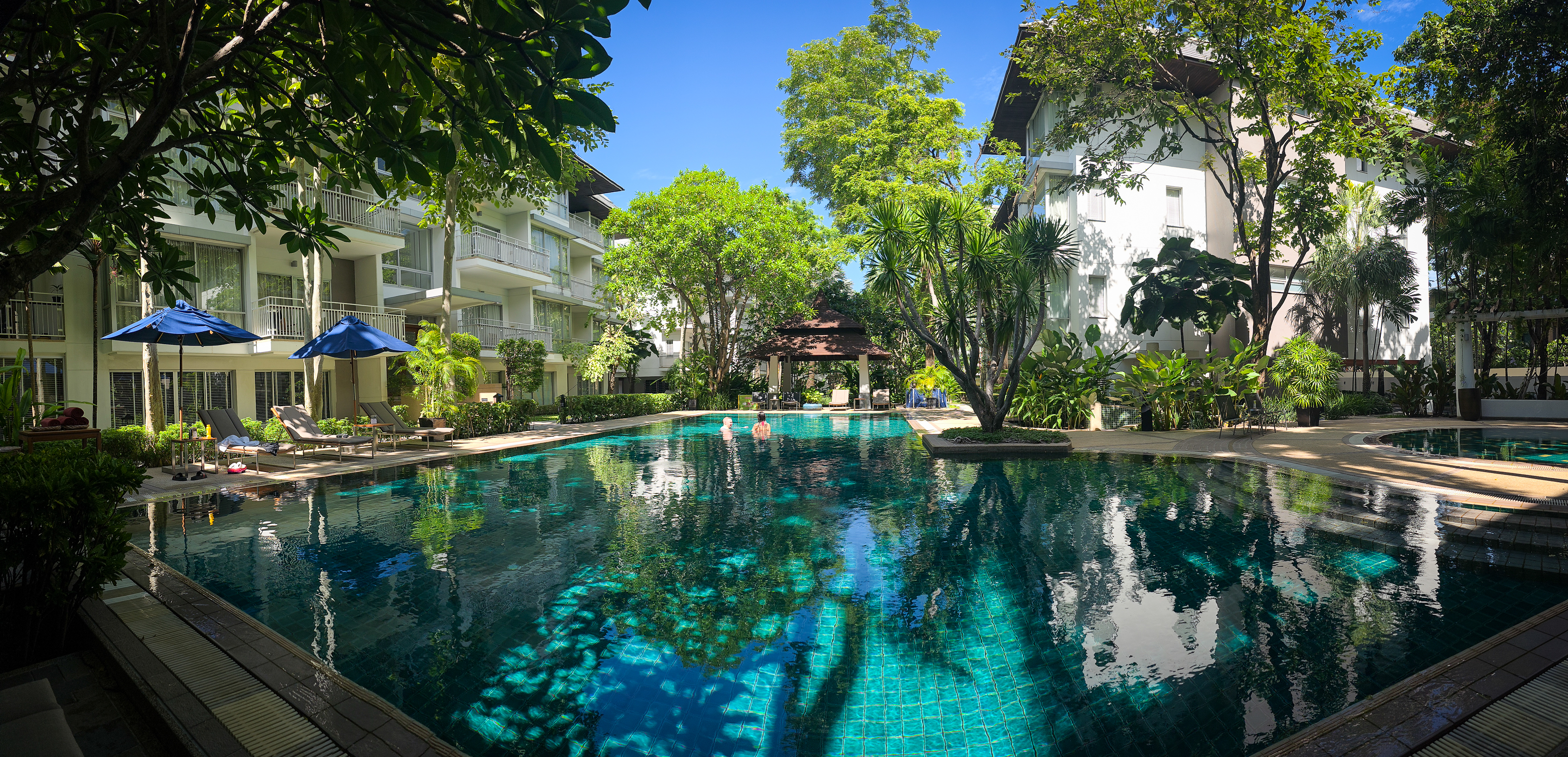 <span  class="uc_style_uc_tiles_grid_image_elementor_uc_items_attribute_title" style="color:#ffffff;">Arrived in Bangkok. We start at a confortable hotel.</span>