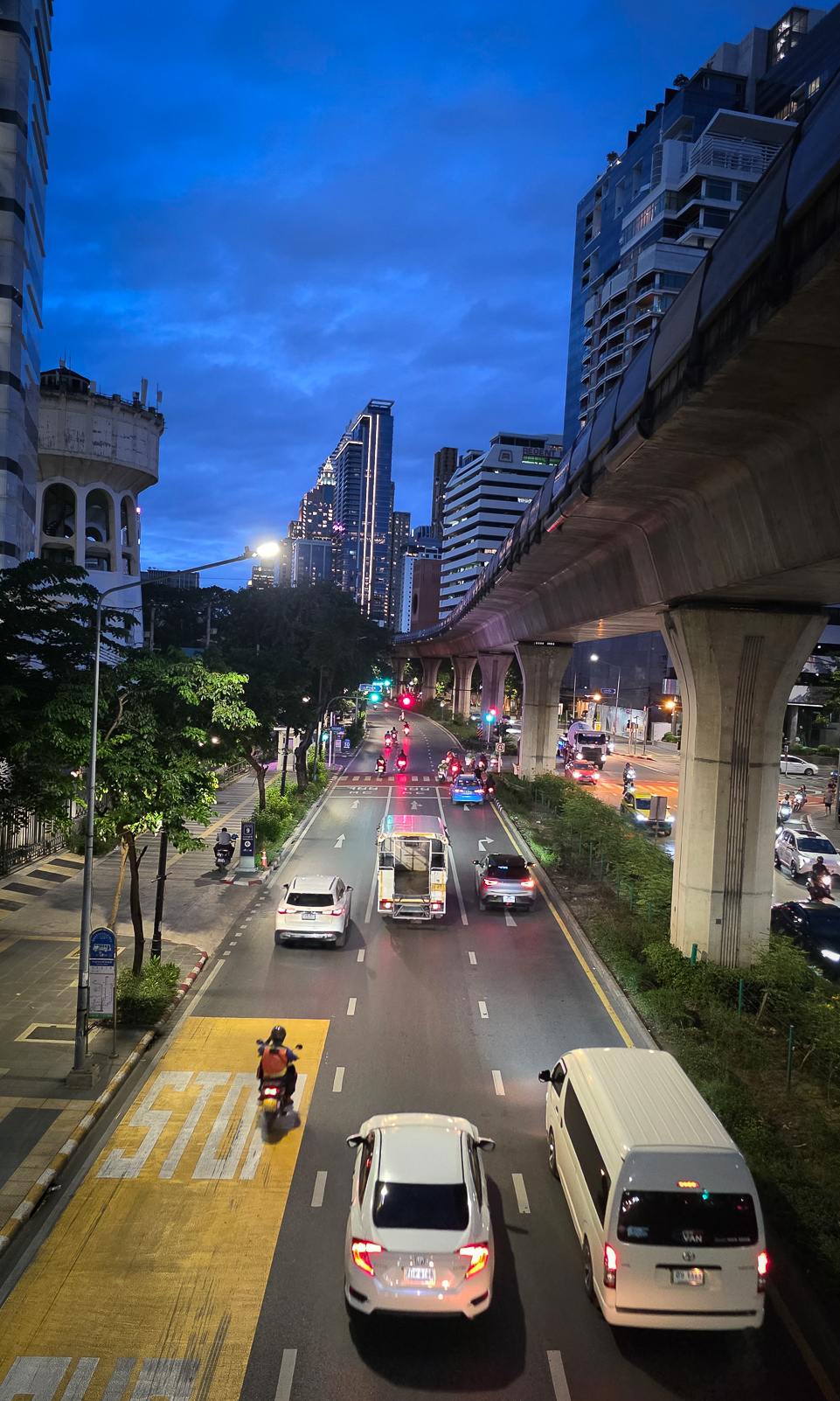 <span  class="uc_style_uc_tiles_grid_image_elementor_uc_items_attribute_title" style="color:#ffffff;">Typical view in Bangkok - with 'Flyover'</span>