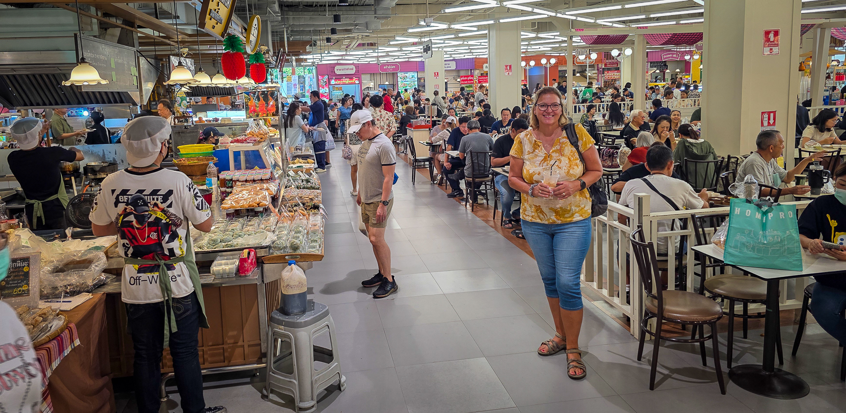 <span  class="uc_style_uc_tiles_grid_image_elementor_uc_items_attribute_title" style="color:#ffffff;">Local food market</span>