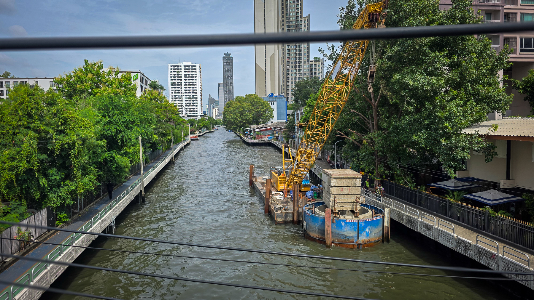<span  class="uc_style_uc_tiles_grid_image_elementor_uc_items_attribute_title" style="color:#ffffff;">Transport in Bangkok can happend via speed boad</span>