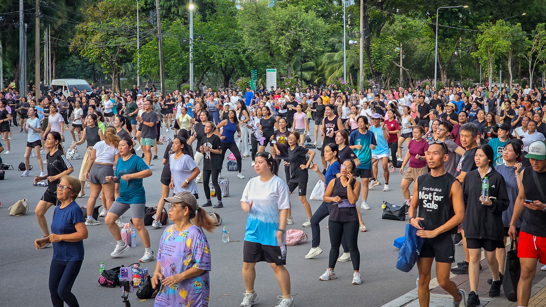 <span  class="uc_style_uc_tiles_grid_image_elementor_uc_items_attribute_title" style="color:#ffffff;">Daily sport event in Lumpini Park</span>