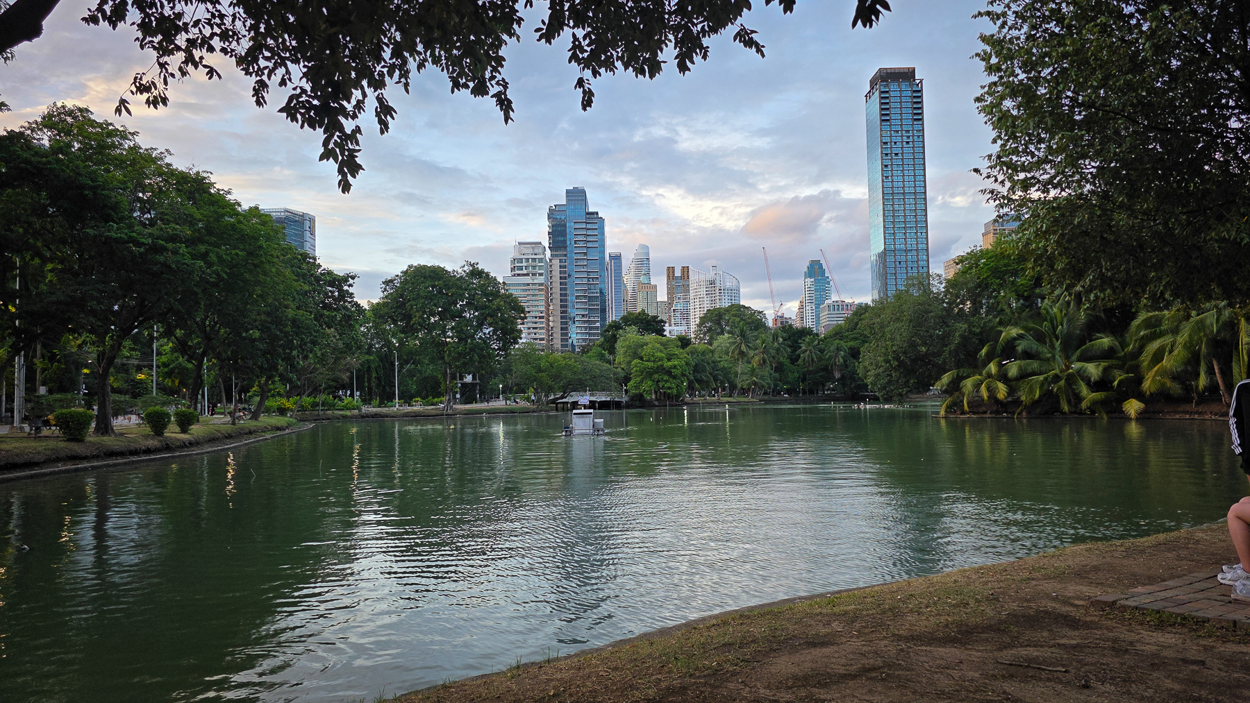 <span  class="uc_style_uc_tiles_grid_image_elementor_uc_items_attribute_title" style="color:#ffffff;">Lumpini Park</span>