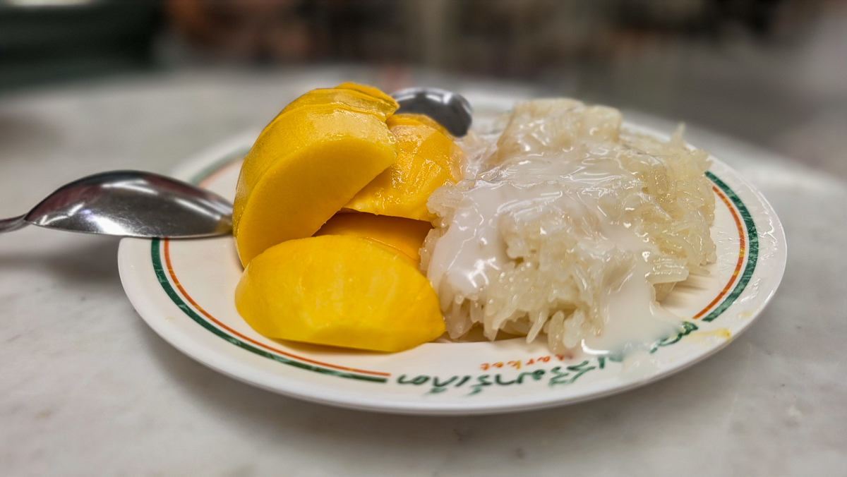 <span  class="uc_style_uc_tiles_grid_image_elementor_uc_items_attribute_title" style="color:#ffffff;">Thai food</span>