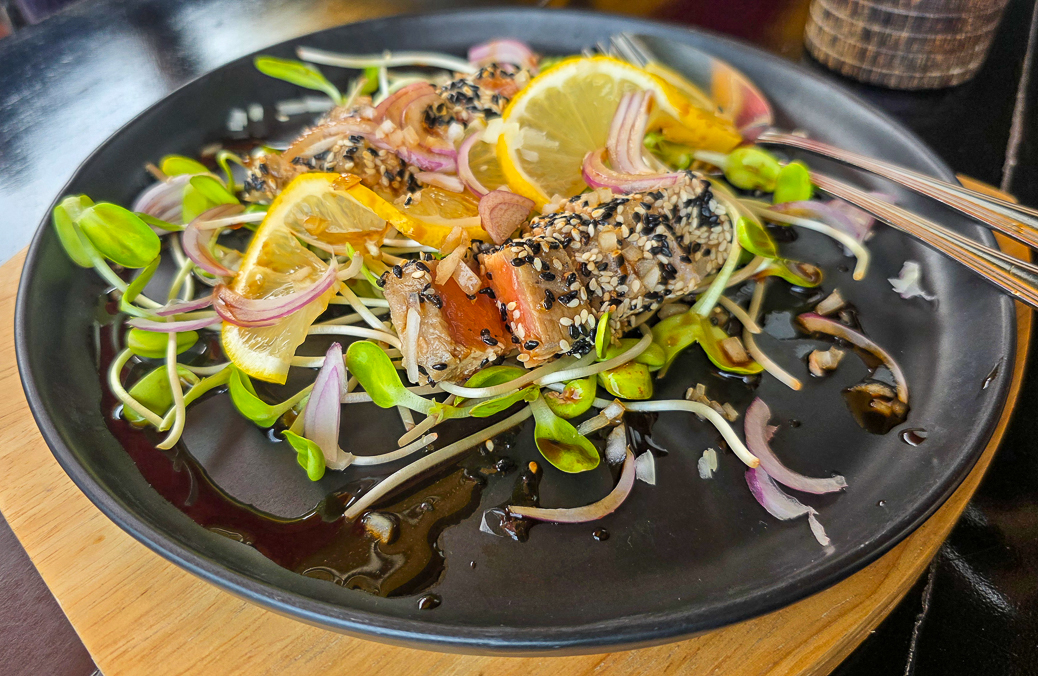 <span  class="uc_style_uc_tiles_grid_image_elementor_uc_items_attribute_title" style="color:#ffffff;">Thai food</span>