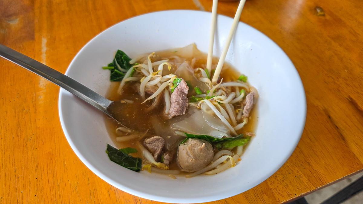 <span  class="uc_style_uc_tiles_grid_image_elementor_uc_items_attribute_title" style="color:#ffffff;">Thai food</span>
