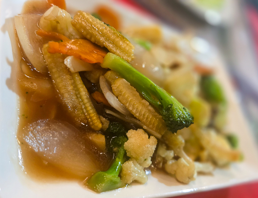 <span  class="uc_style_uc_tiles_grid_image_elementor_uc_items_attribute_title" style="color:#ffffff;">Thai food</span>