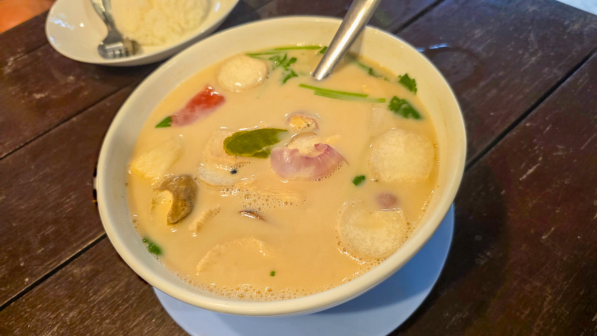 <span  class="uc_style_uc_tiles_grid_image_elementor_uc_items_attribute_title" style="color:#ffffff;">Thai food</span>