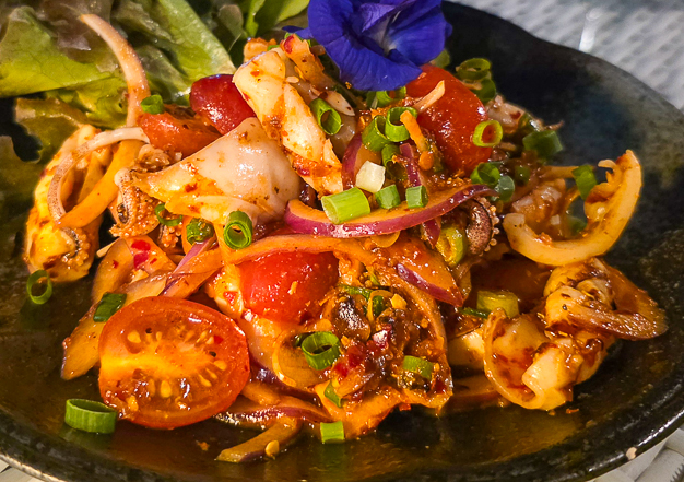 <span  class="uc_style_uc_tiles_grid_image_elementor_uc_items_attribute_title" style="color:#ffffff;">Thai food</span>