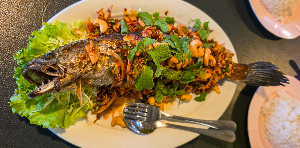 <span  class="uc_style_uc_tiles_grid_image_elementor_uc_items_attribute_title" style="color:#ffffff;">Thai food</span>