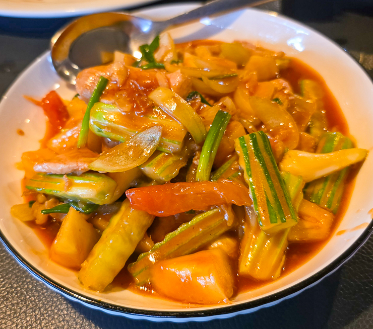 <span  class="uc_style_uc_tiles_grid_image_elementor_uc_items_attribute_title" style="color:#ffffff;">Thai food</span>