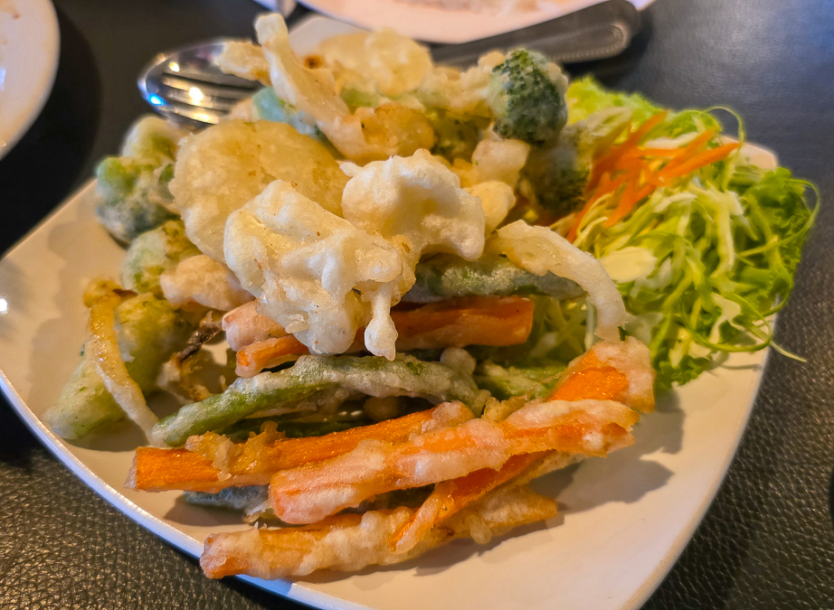 <span  class="uc_style_uc_tiles_grid_image_elementor_uc_items_attribute_title" style="color:#ffffff;">Thai food</span>