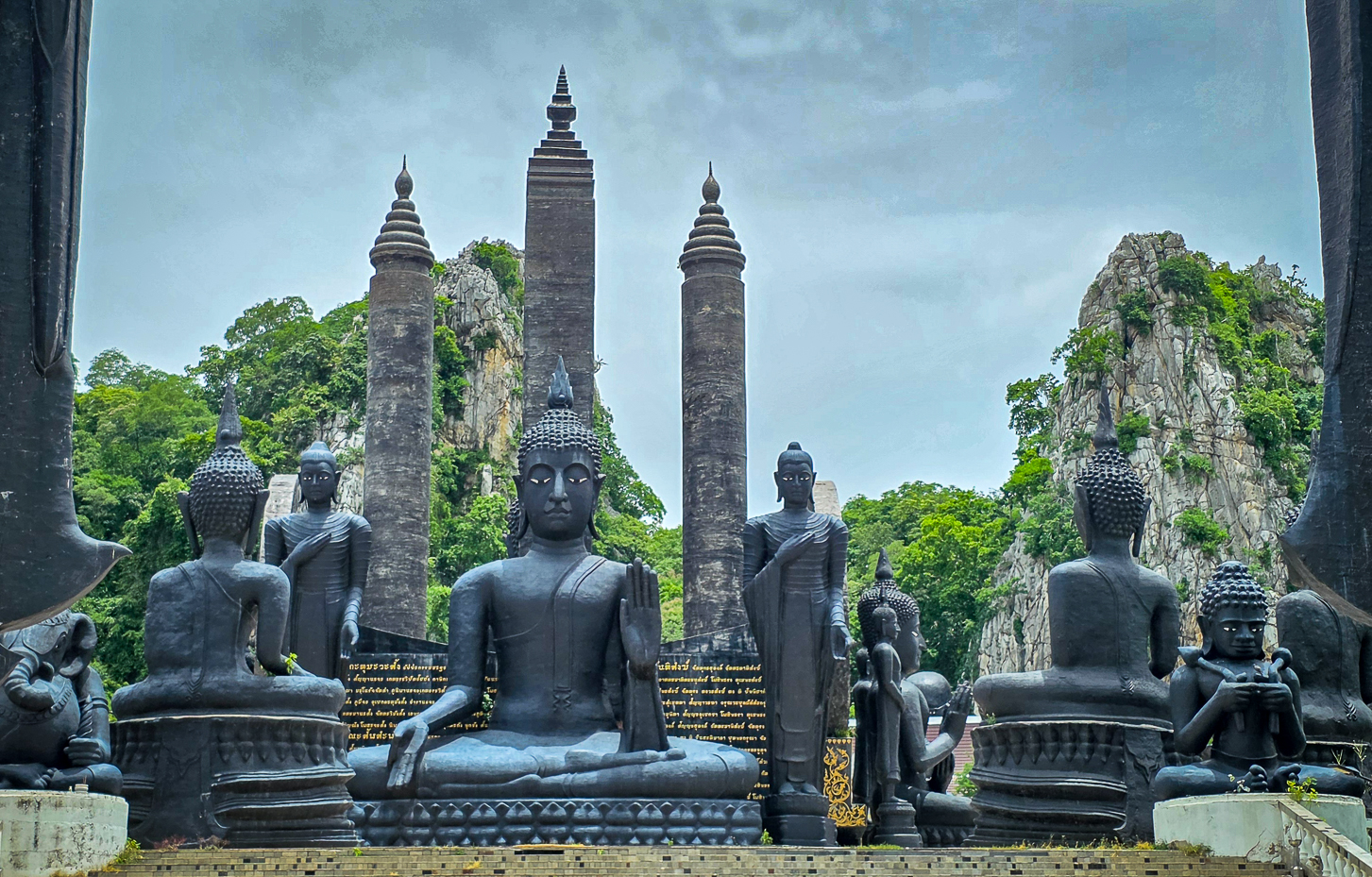 <span  class="uc_style_uc_tiles_grid_image_elementor_uc_items_attribute_title" style="color:#ffffff;">Roadtrip from Bangkok through the north-west of Thailand</span>