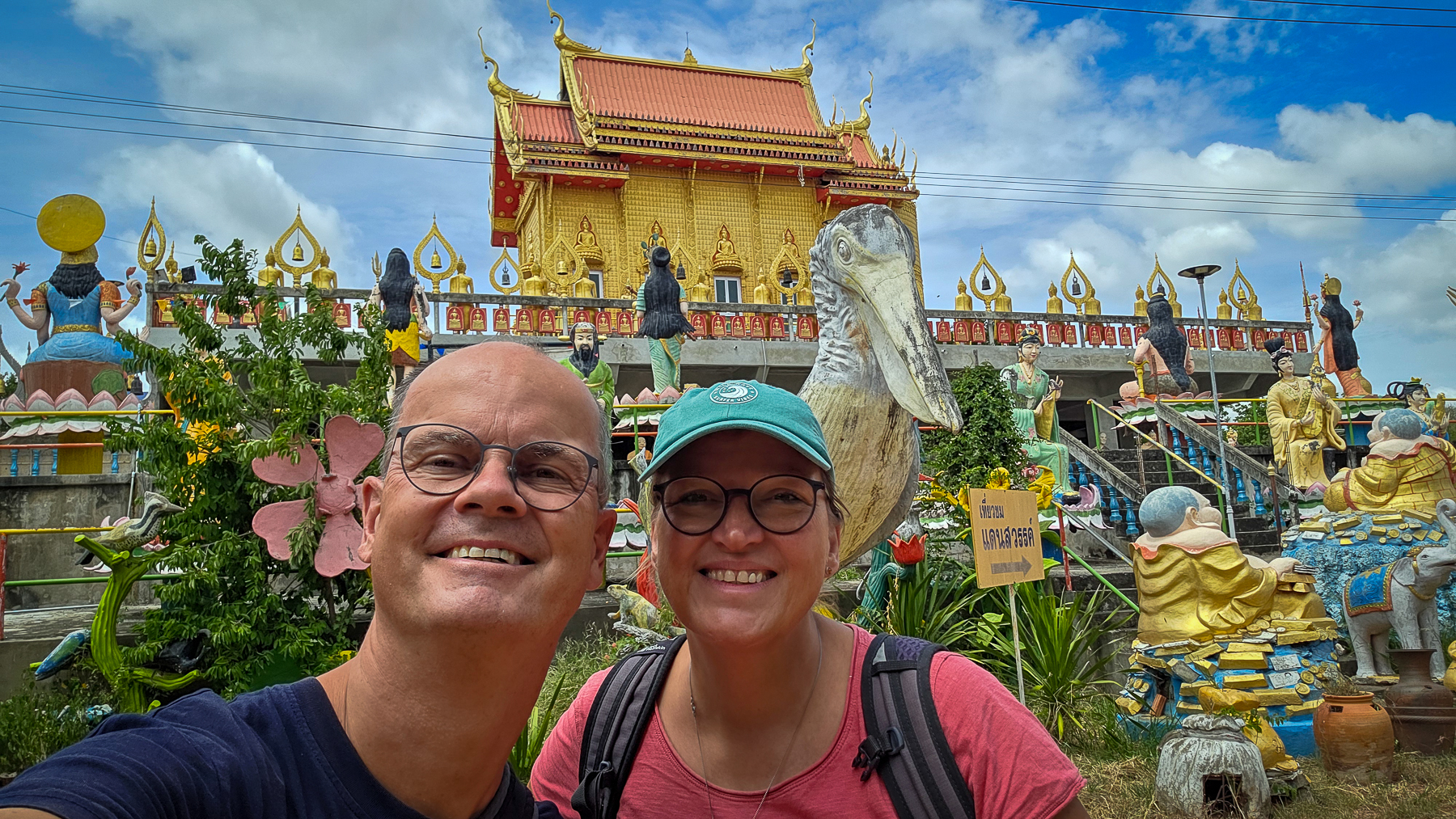 <span  class="uc_style_uc_tiles_grid_image_elementor_uc_items_attribute_title" style="color:#ffffff;">Wat Lak Roi: most crazy and amazing temple we so far saw</span>