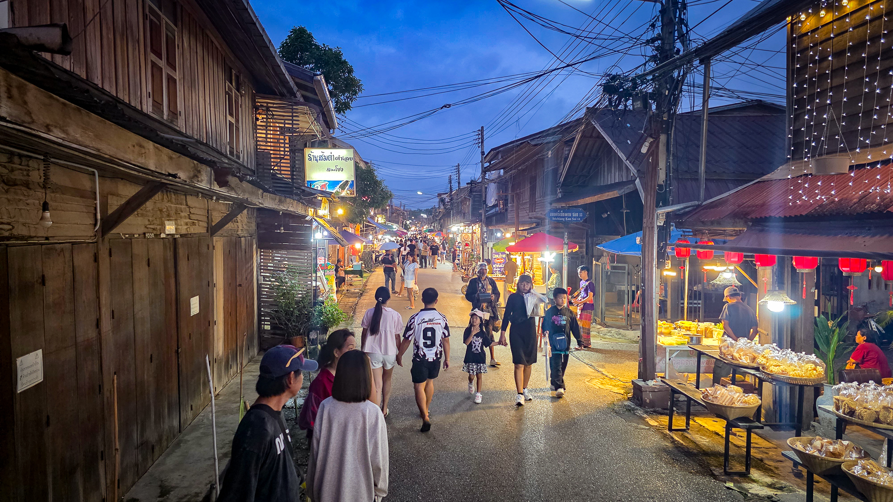<span  class="uc_style_uc_tiles_grid_image_elementor_uc_items_attribute_title" style="color:#ffffff;">Beautiful Village 'Chiang Khan'</span>