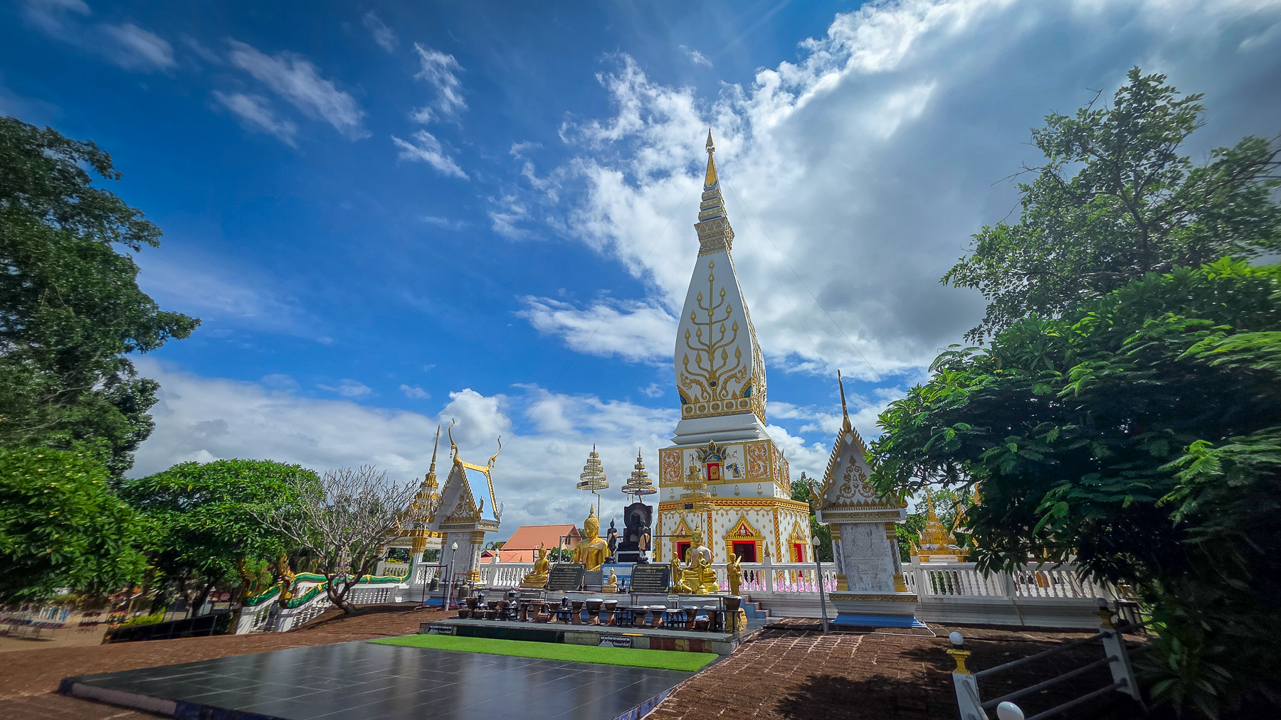 <span  class="uc_style_uc_tiles_grid_image_elementor_uc_items_attribute_title" style="color:#ffffff;">Wat Lat Pu Song Tham</span>