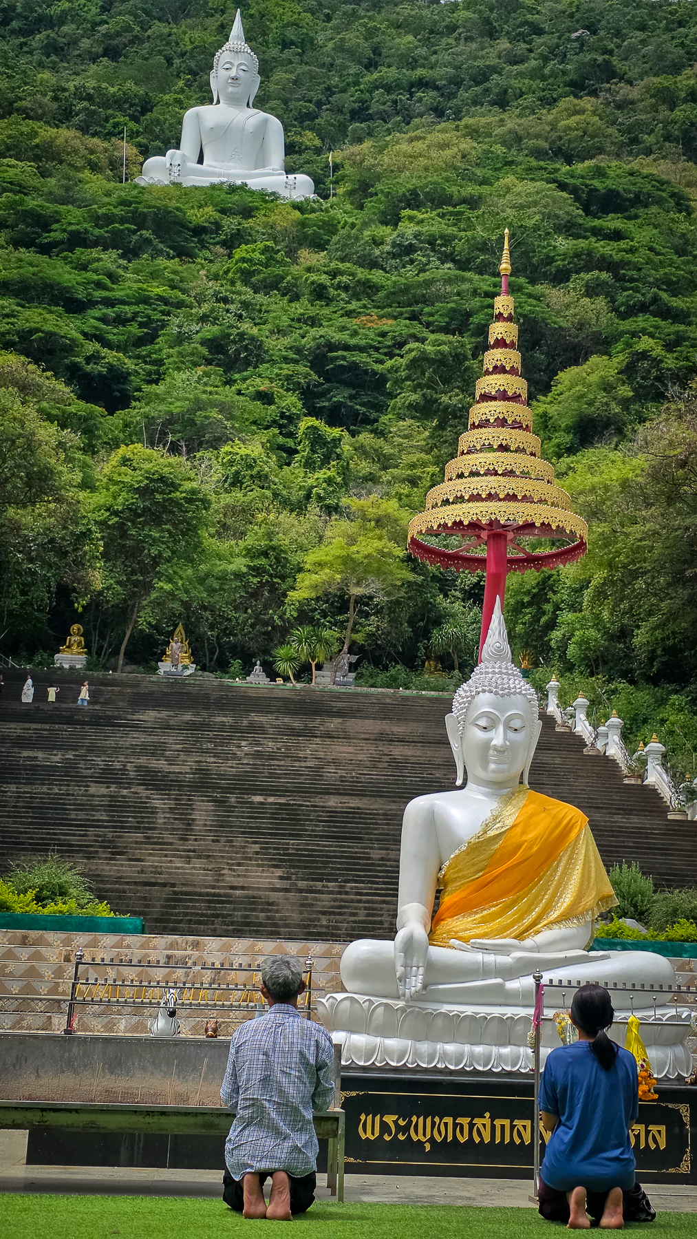 <span  class="uc_style_uc_tiles_grid_image_elementor_uc_items_attribute_title" style="color:#ffffff;">Roadtrip from Bangkok through the north-west of Thailand</span>