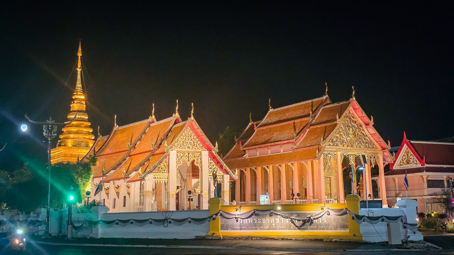<span  class="uc_style_uc_tiles_grid_image_elementor_uc_items_attribute_title" style="color:#ffffff;">Wat Phumin</span>