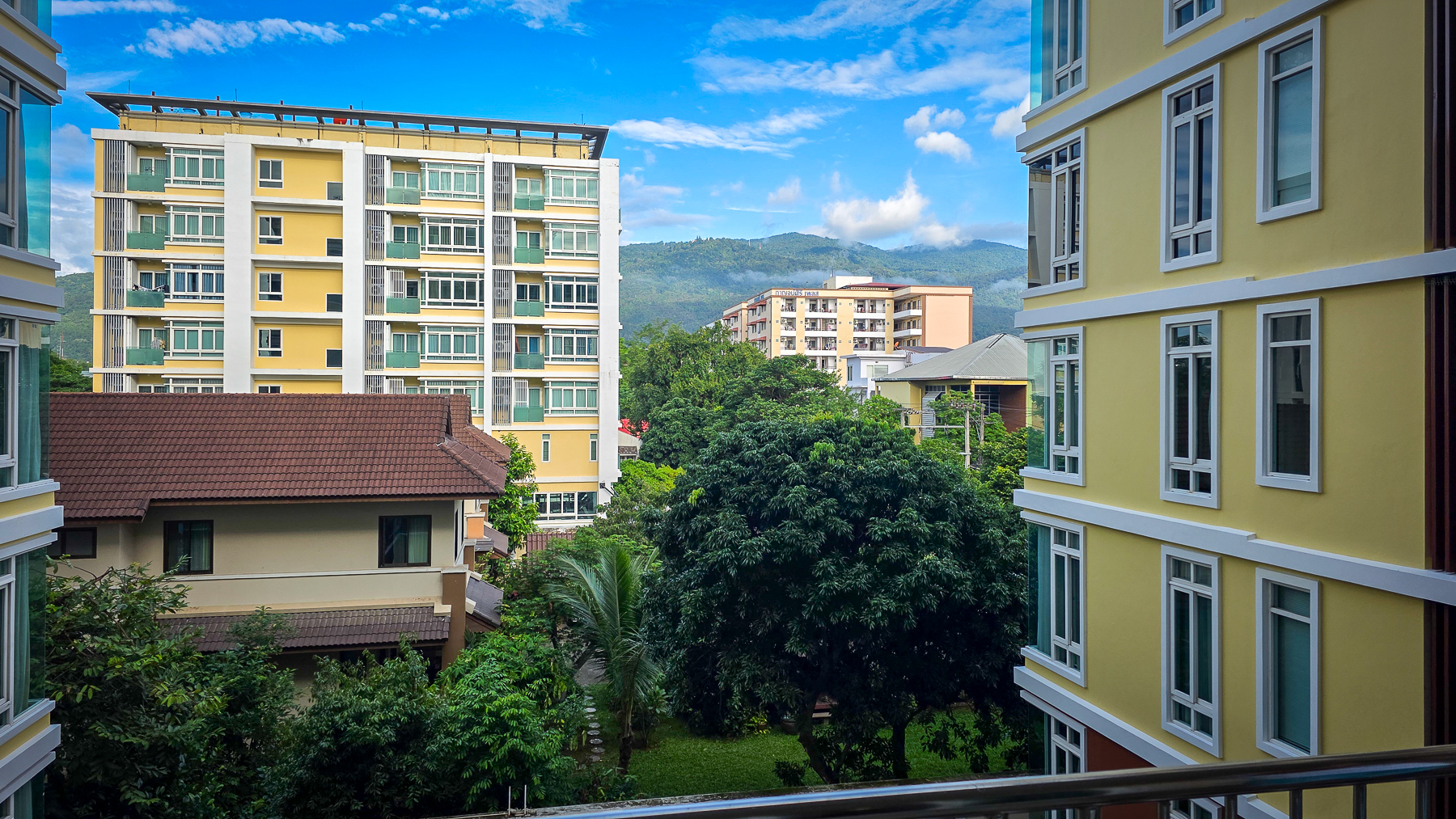 <span  class="uc_style_uc_tiles_grid_image_elementor_uc_items_attribute_title" style="color:#ffffff;">Our appartement in Chaing Mai - view to the mountains ...at least a bit ;-)</span>