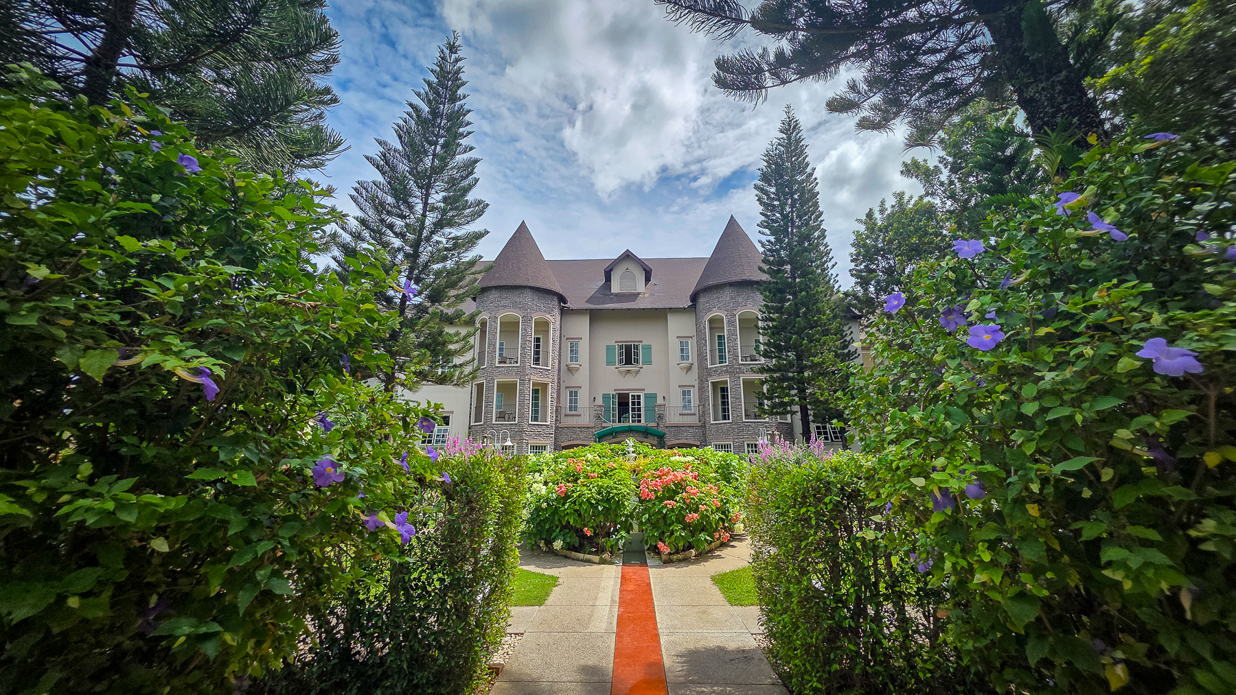<span  class="uc_style_uc_tiles_grid_image_elementor_uc_items_attribute_title" style="color:#ffffff;">...hotel ;-)</span>